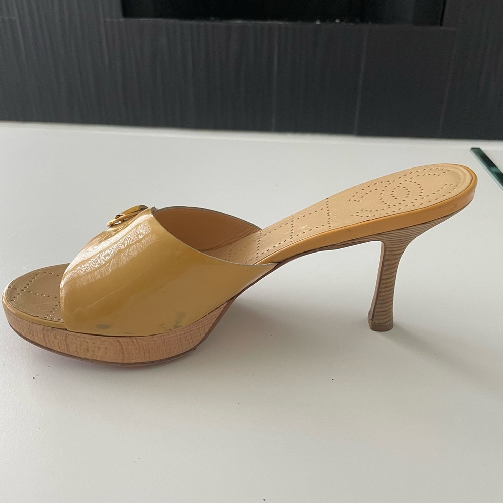 CHANEL DIRTY YELLOW PATENT LEATHER HEEL SLIDES US 9 - Picture 7 of 16